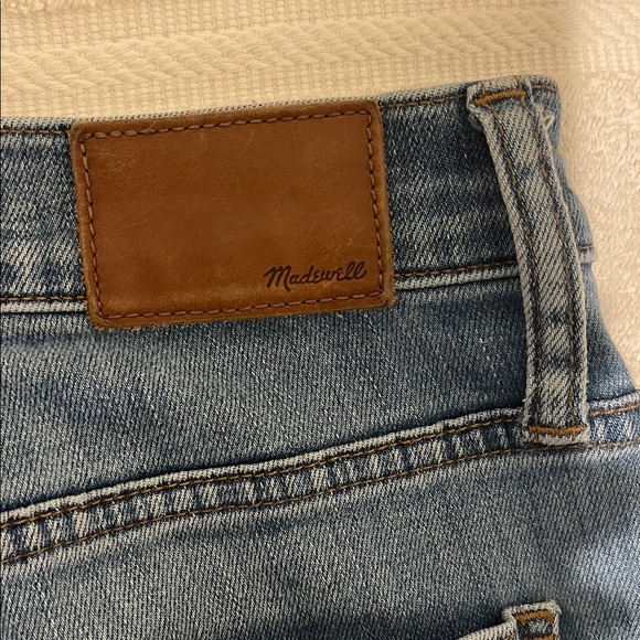 Madewell Distressed 9” High Rise Stretch Jean Raw Edge Waist 32” Inseam 28” - Picture 2 of 16